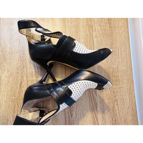 Michael Kors Peep Toes Laser Cut Buckle Heels Black and White Womens Size 8 - Picture 8 of 12
